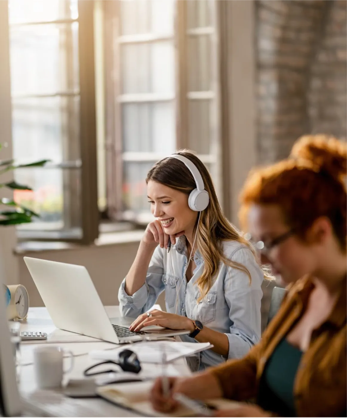 Zwei Kolleginnen arbeiten gemeinsam am Laptop